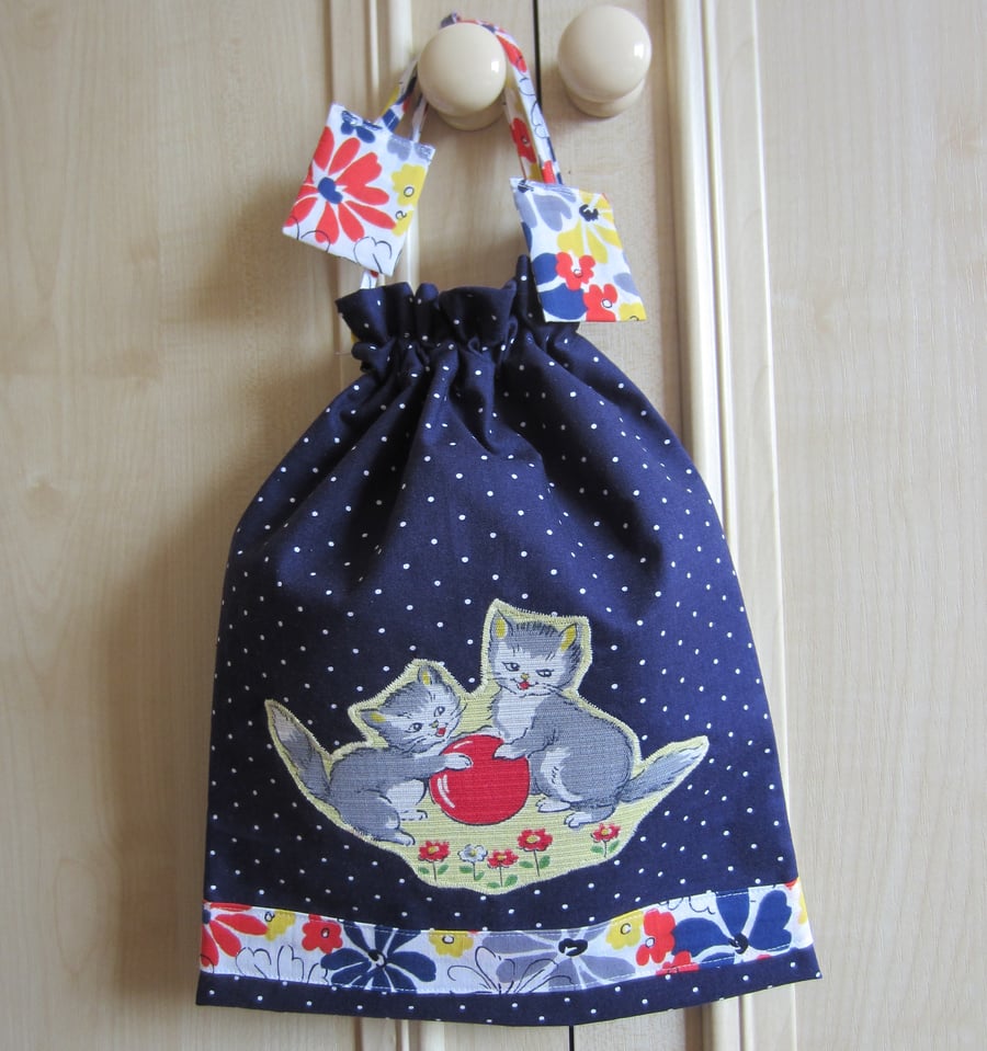 SALE Vintage Kittens Wash Bag