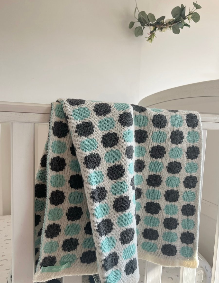 Jacquard spot mini wool blanket