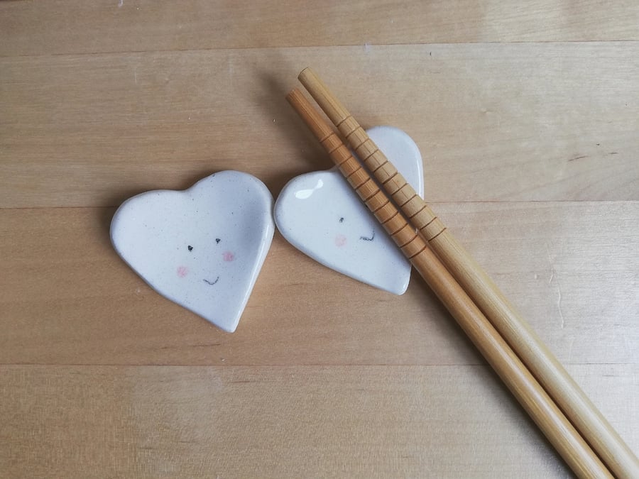 Chopsticks holders a pair of smiley face heart shaped chopstick rests, mini gift