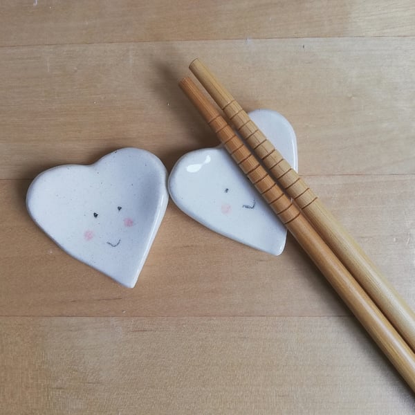 Chopsticks holders a pair of smiley face heart shaped chopstick rests, mini gift