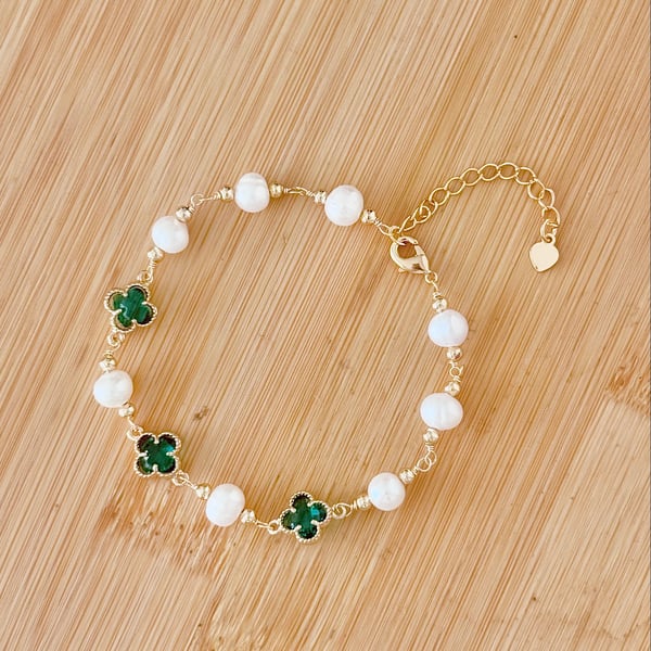 Lovely Freshwater pearl and Green Four leaf Clover bracelet