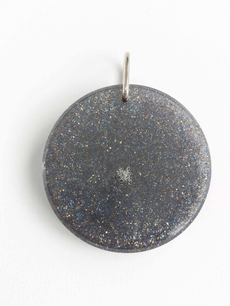 Large Round Resin Pendant Wit Dark Grey Glitter