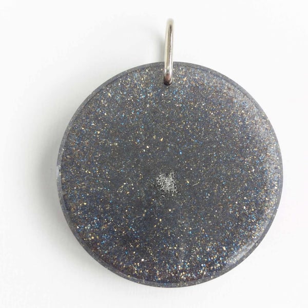 Large Round Resin Pendant Wit Dark Grey Glitter