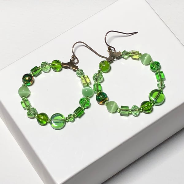 Green bead soup hoop earrings 