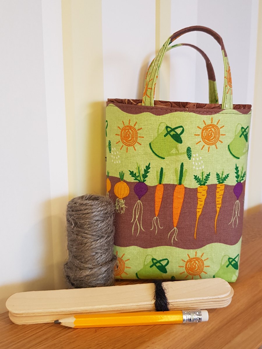 Gift bag for gardeners with twine, wooden labels, pencil and snips: roots