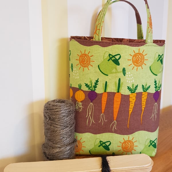 Gift bag for gardeners with twine, wooden labels, pencil and snips: roots