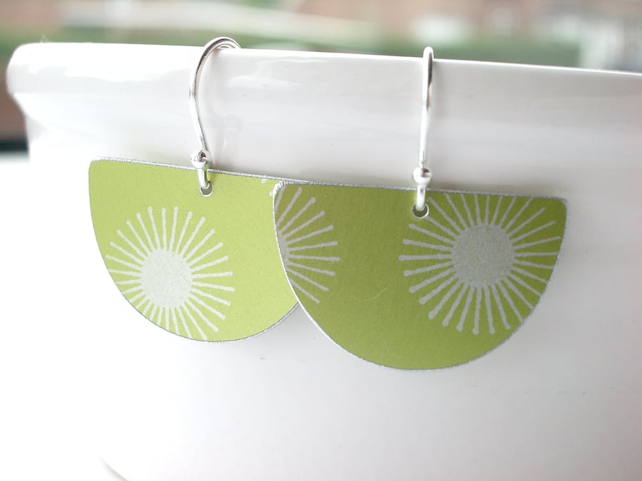 Fan earrings with sunburst in lime and silver