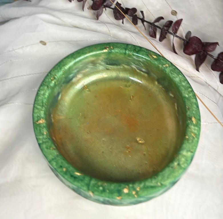 Decorative geometric bowl