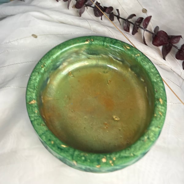 Decorative geometric bowl