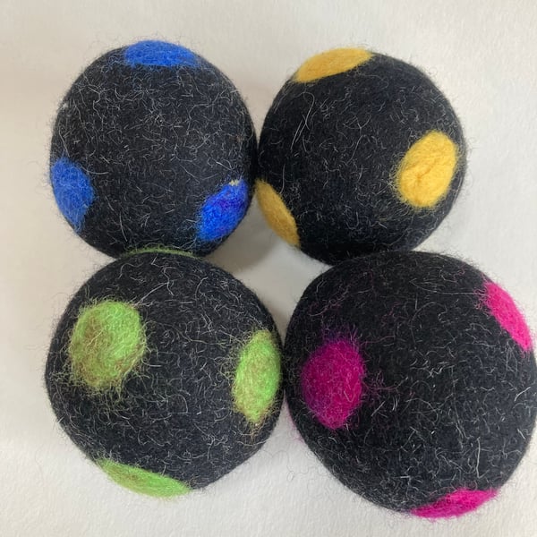 Wool Tumble dryer balls - Spots. Energy saving and plastic free.