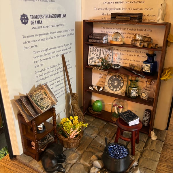 Witchcraft Book Nook