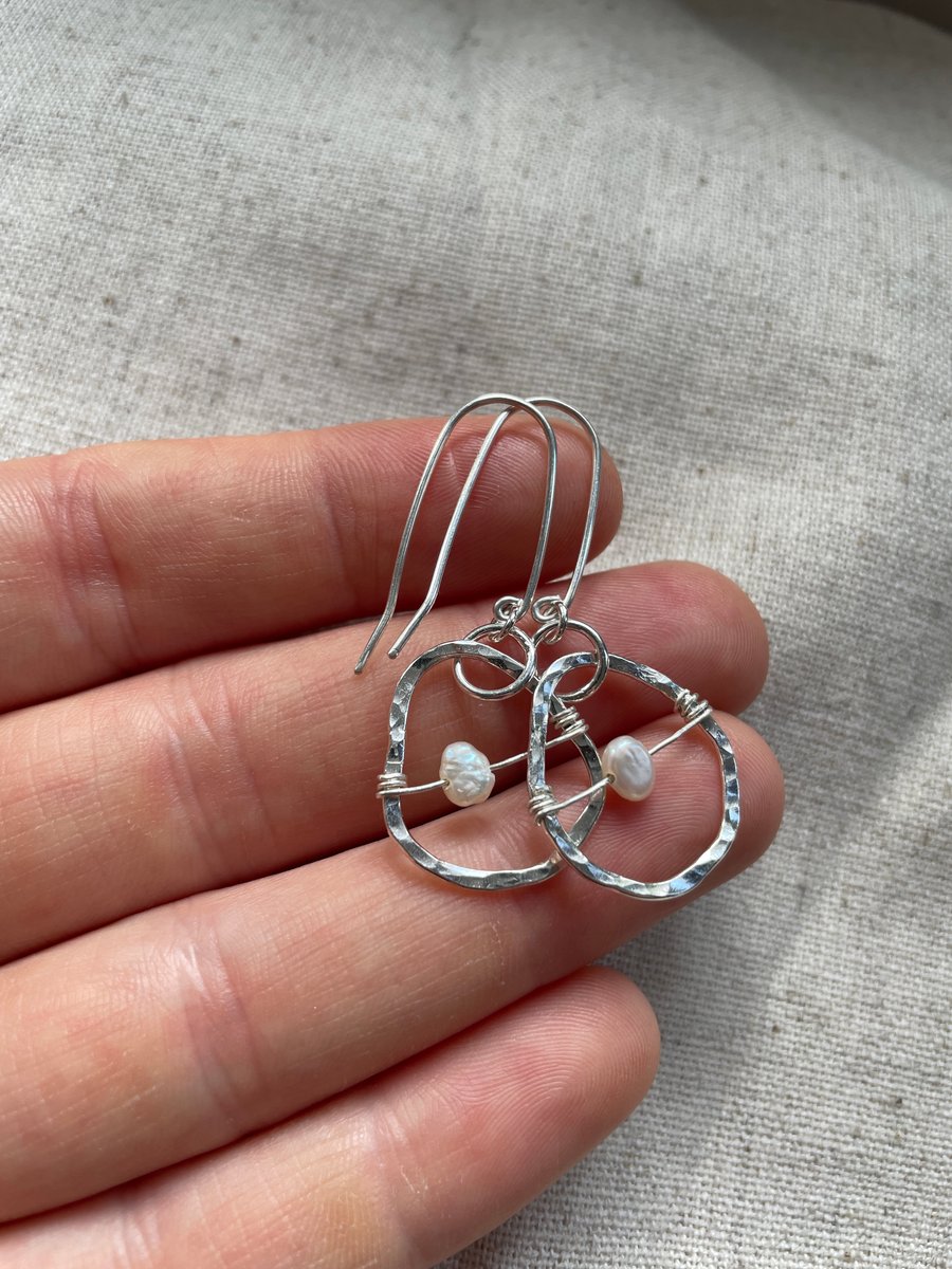 Hammered silver and pearl drop wire earrings