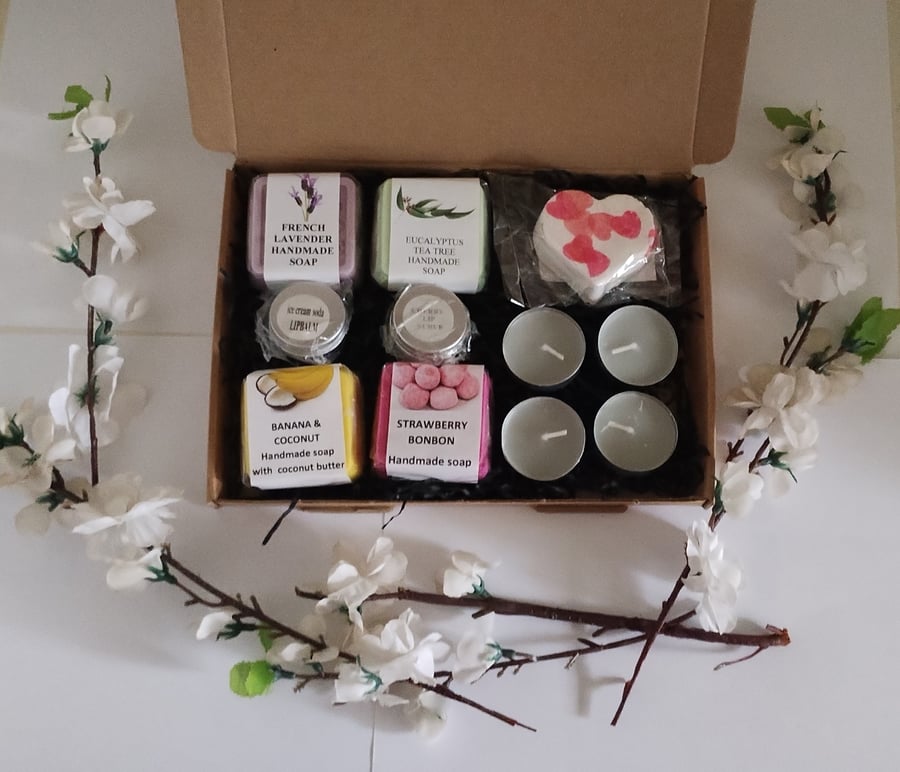 This beautiful and unique gift box is perfect for celebrating Mother's Day. 