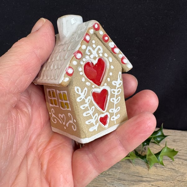 Small gingerbread house decoration