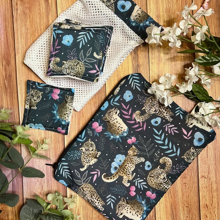 Snow Leopard Skincare Essentials Giftset Pouch, Skincare Pads and Washbag Set, l