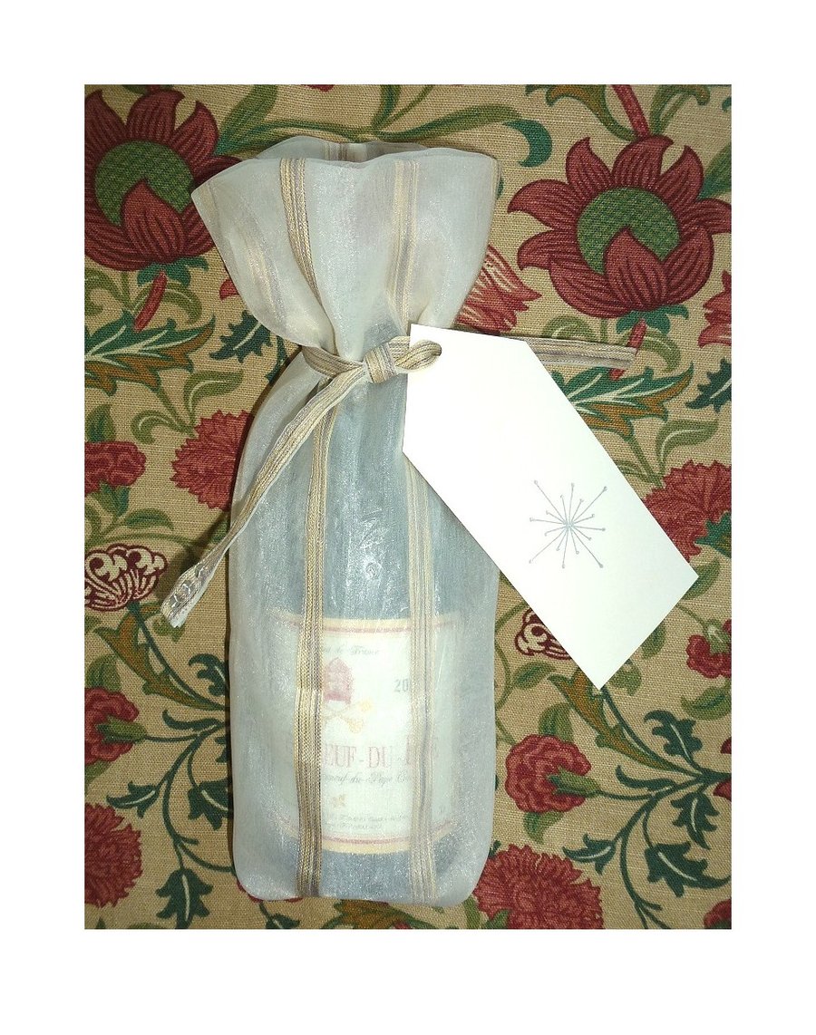 Bottle gift bag with personalised tag