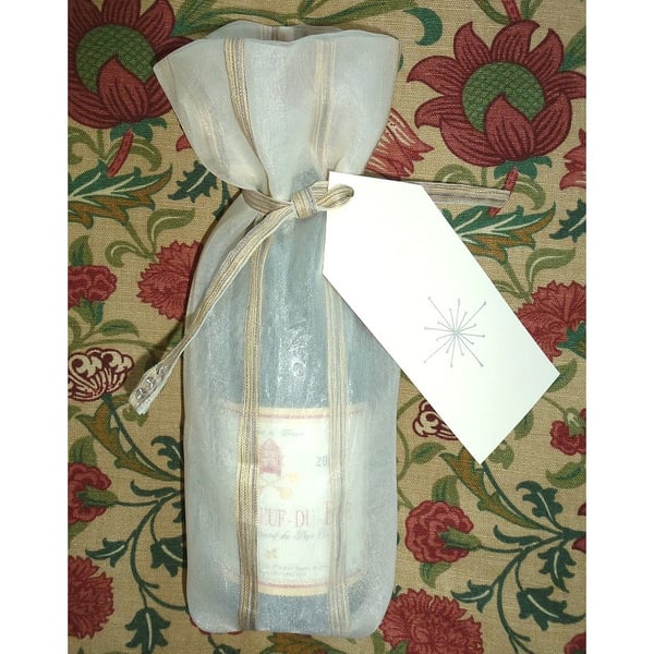 Bottle gift bag with personalised tag