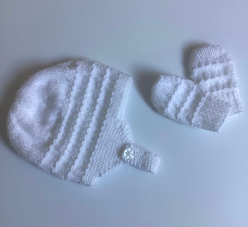 Hand knitted baby hat and mittens