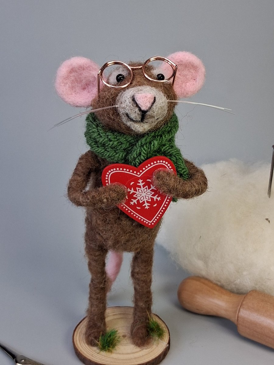 Needle Felted Brown Mouse with a big Heart - Woollen Decoration 