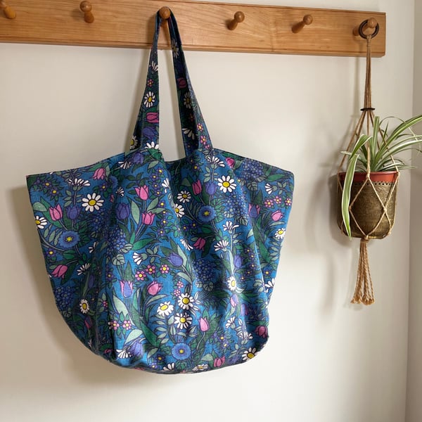 Beach bag tote bag in vintage seventies Flower Waltz reclaimed fabric 