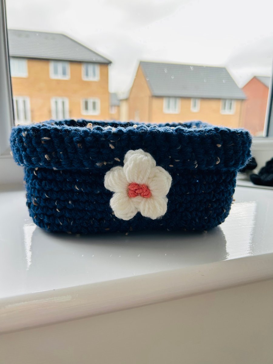 Knitted cosmetics basket 