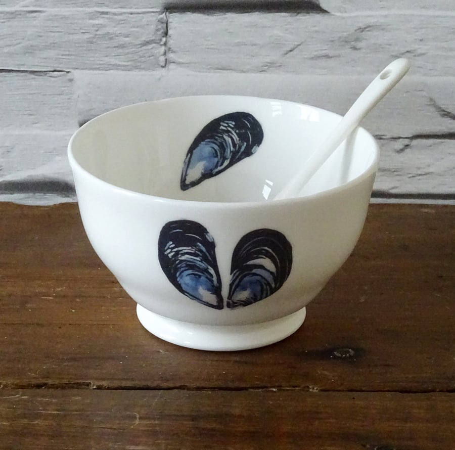 Ceramic Mussel Bowl with Spoon