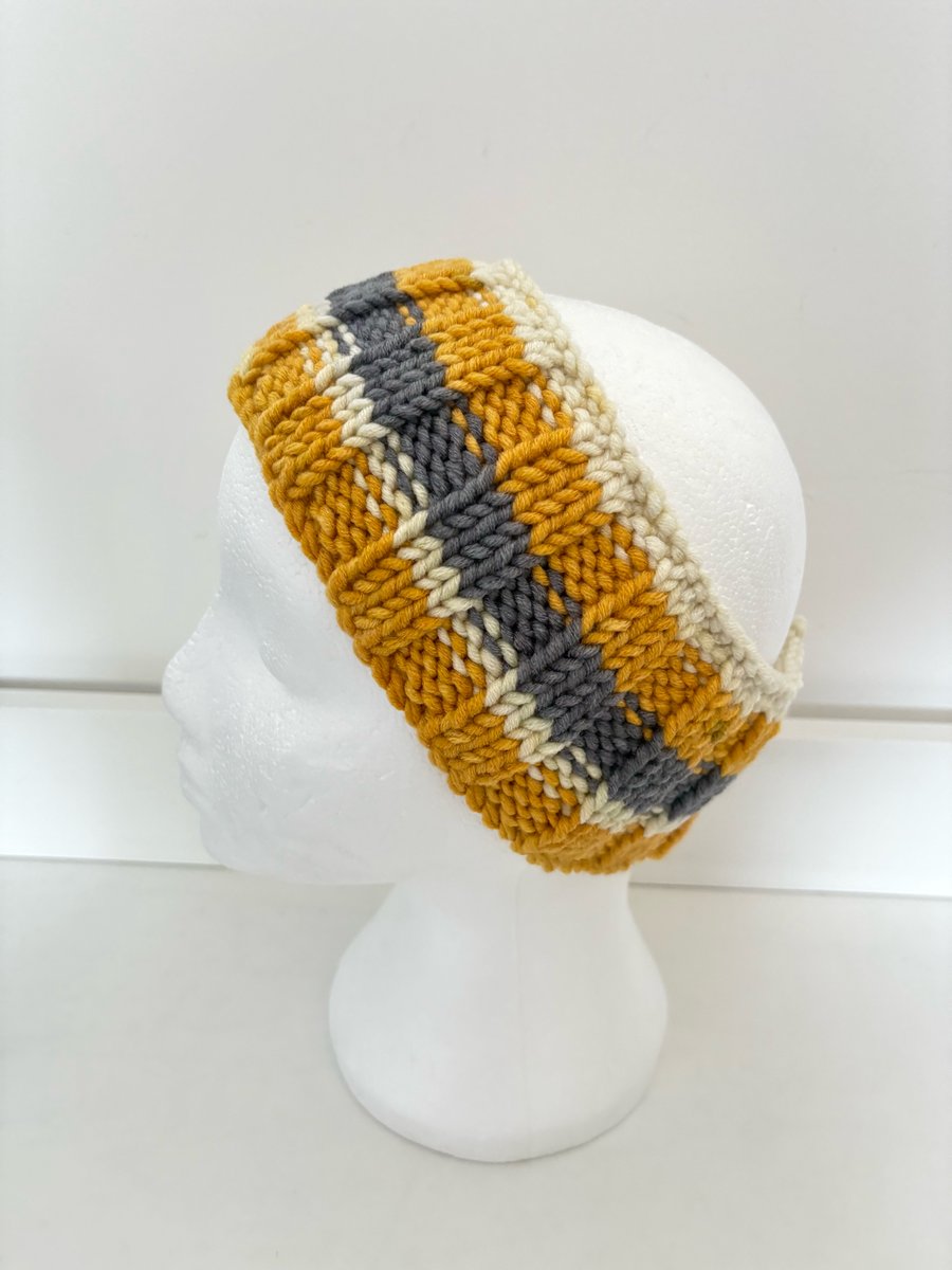 Chunky knitted headband. 
