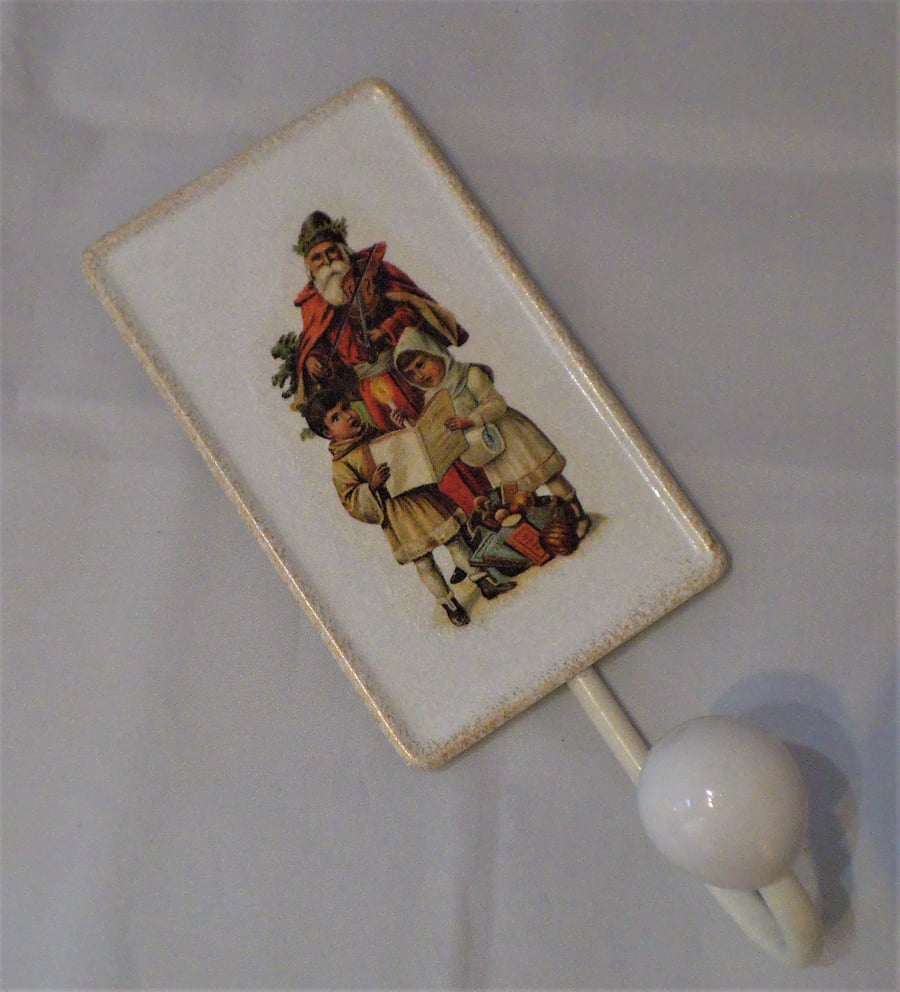 Decorated Christmas Wall Hook Vintage Santa Children Stocking Wreath Style 1