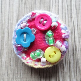 Brooch pin, buttons & beads, Round, Molly 