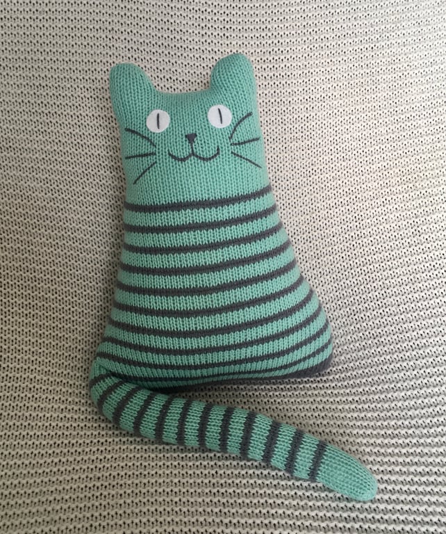 Pastel colours knitted cat dolls - green 