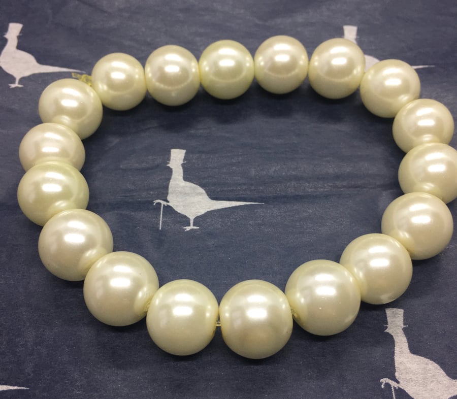Costume pearl bracelet - large pearls
