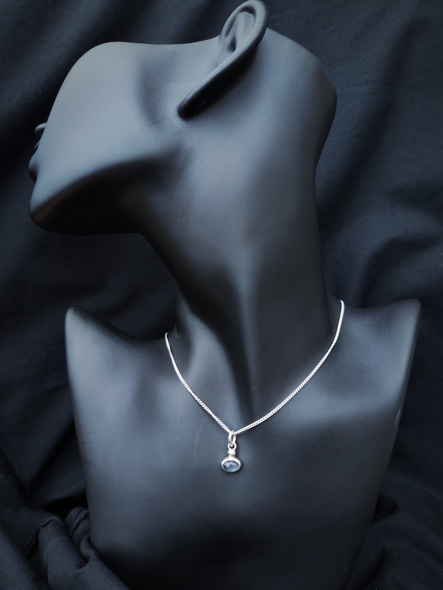 Silver pendant with oval labradorite