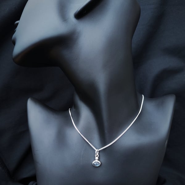 Silver pendant with oval labradorite