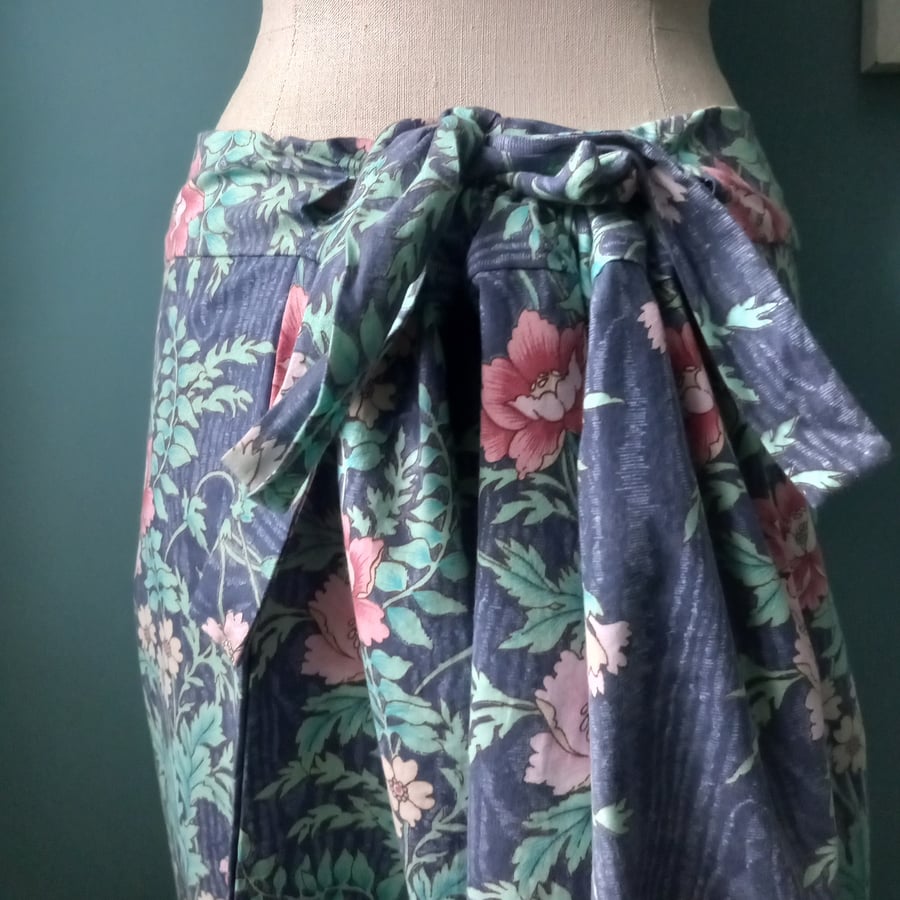 An adjustment waist long floral skirt