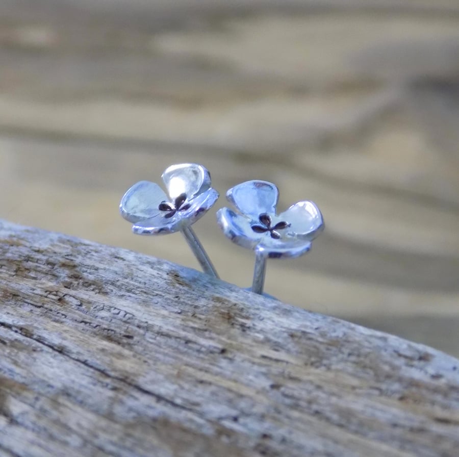 Sterling silver pretty flower post earrings 