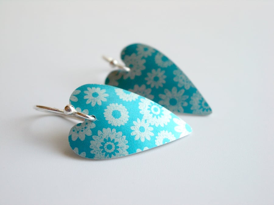 Heart earrings in turquoise with printed flowers