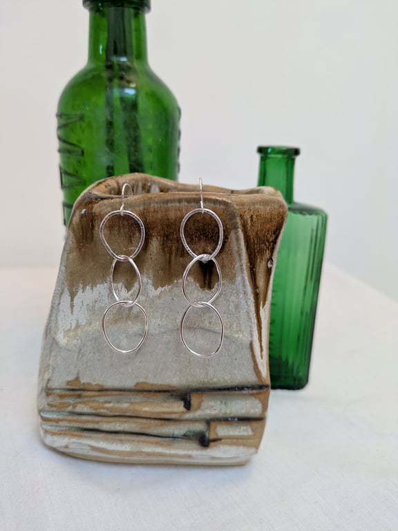 Linked oval silver earrings 