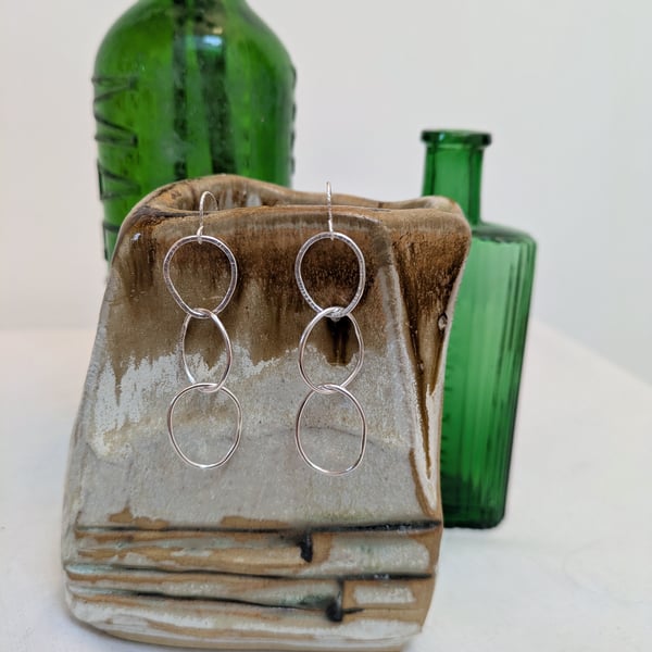 Linked oval silver earrings 