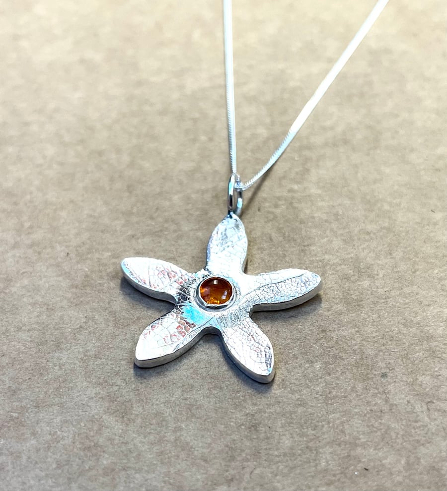 Flower pendant with amber