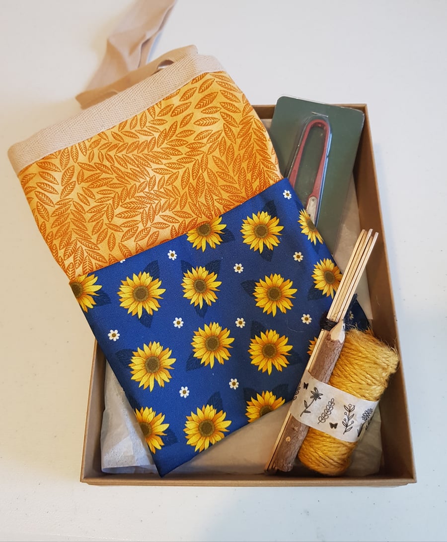 Garden apron: boxed gift set: daisies 