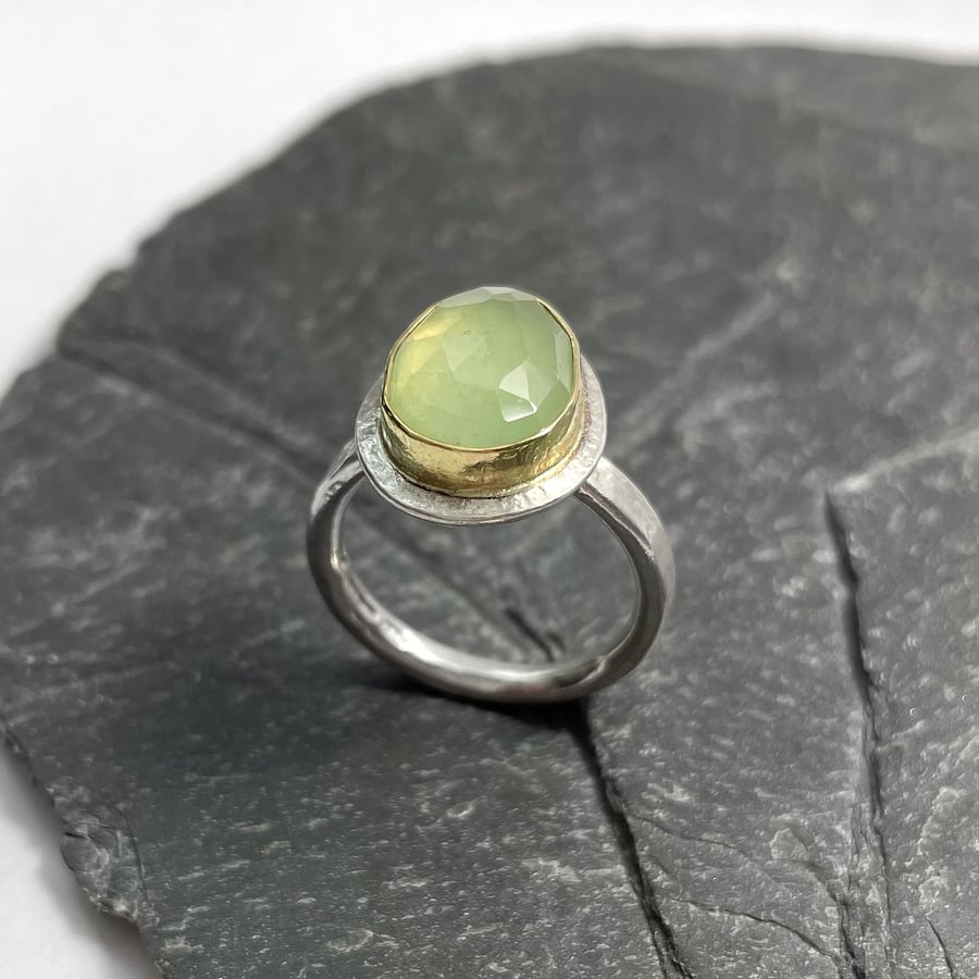 Sterling silver, 18ct gold and prehnite Polki ring size UK O