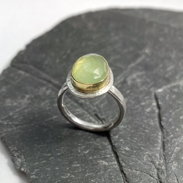 Sterling silver, 18ct gold and prehnite Polki ring size UK O