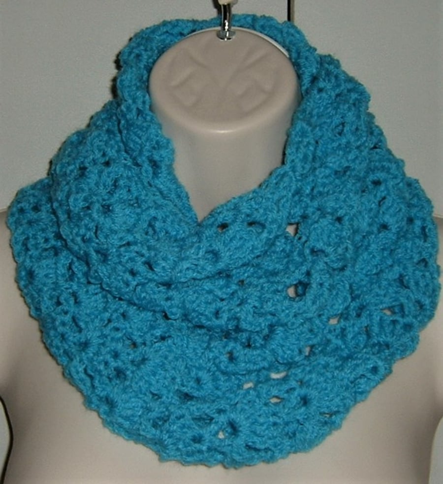 crocheted moebius cowl neck scarf ( ref F 528)