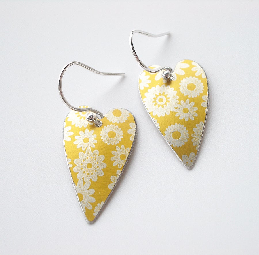 Heart earrings in yellow with printed flowers