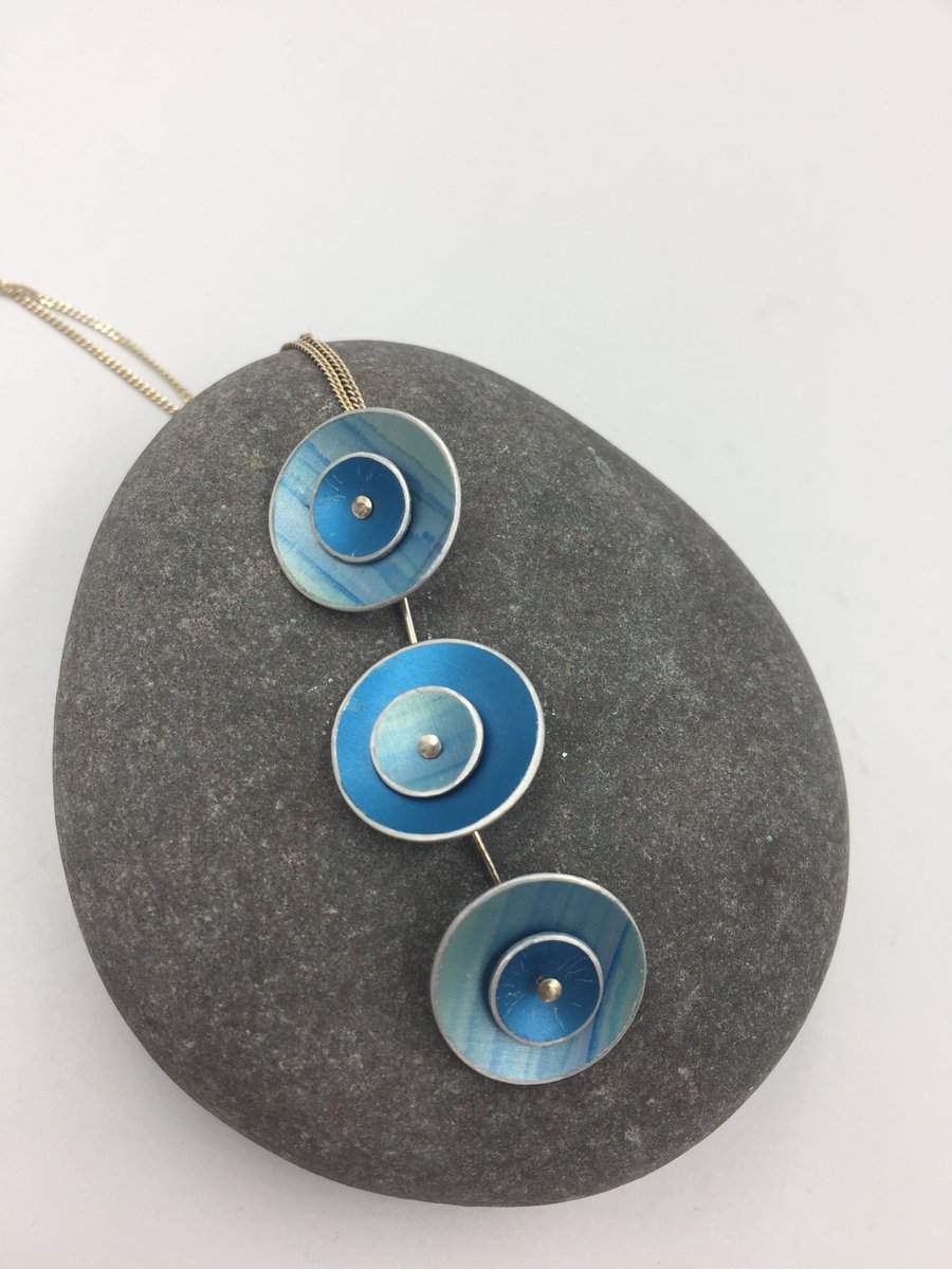 Anodised aluminium daisy chain necklace in shades of blue