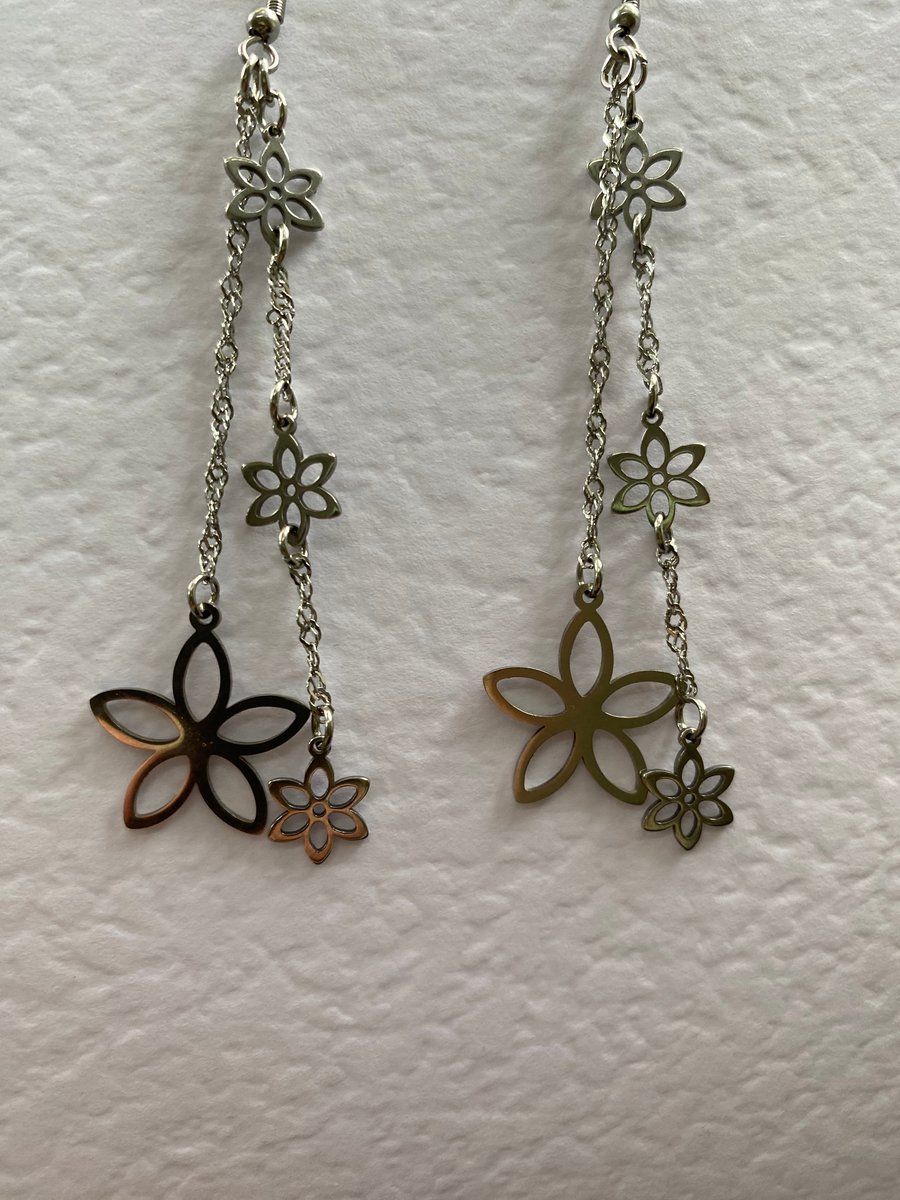 Thea - Simple Flower Design Earrings 