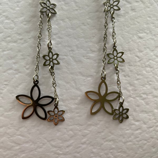Thea - Simple Flower Design Earrings 