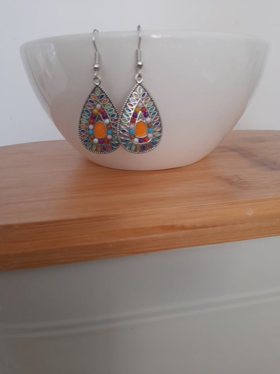 SILVER MULTI COLOURED DROP EARRINGS.