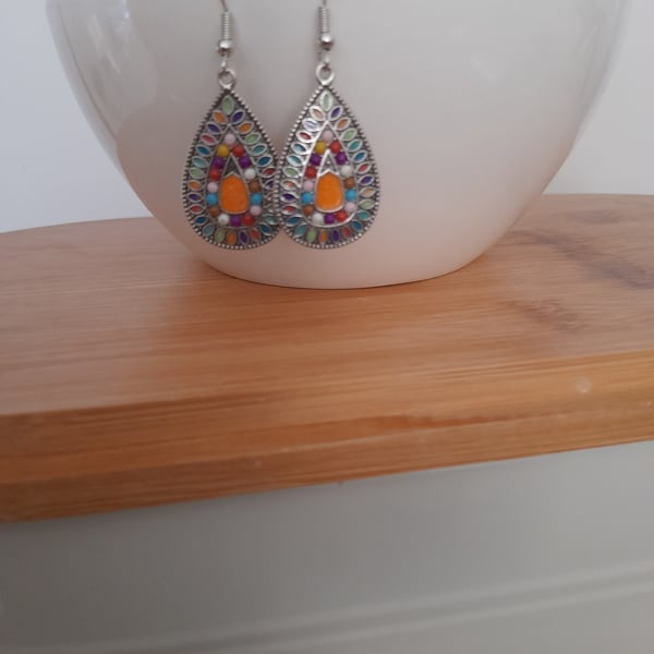 SILVER MULTI COLOURED DROP EARRINGS.