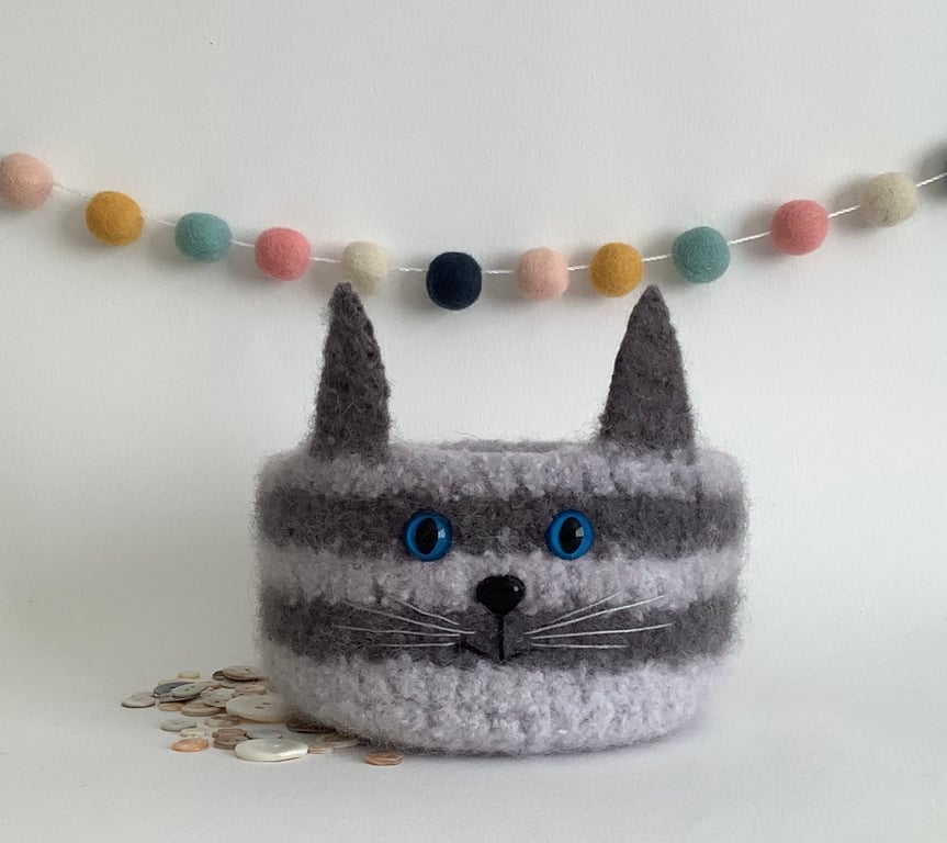 FELTED 'FUSSPOT' BOWL, desk tidy . Cat. Greys. Stripes. Home decor.
